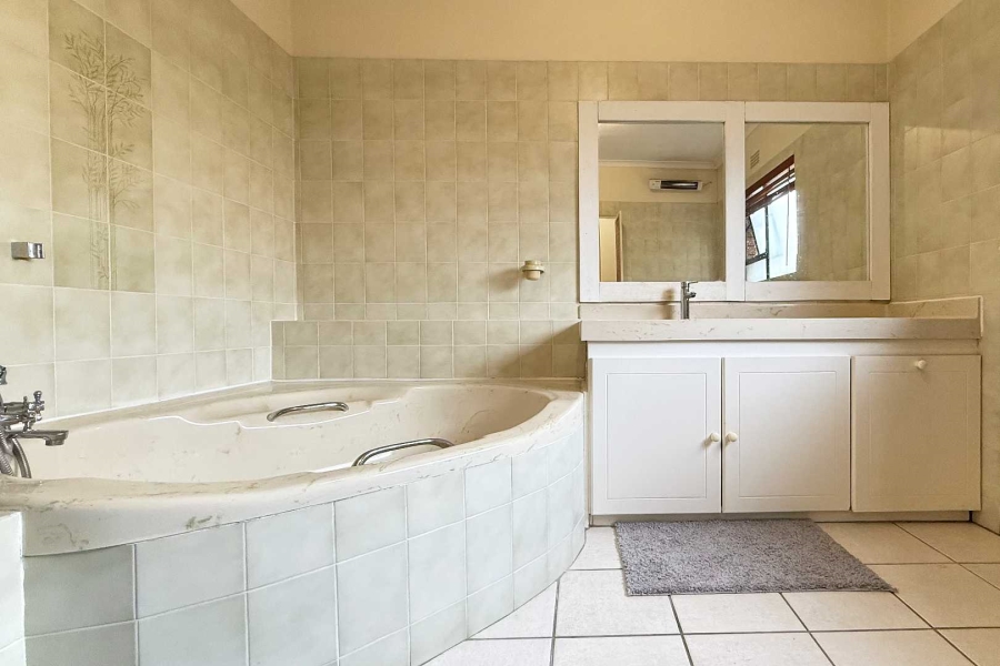 5 Bedroom Property for Sale in Flamingo Vlei Western Cape